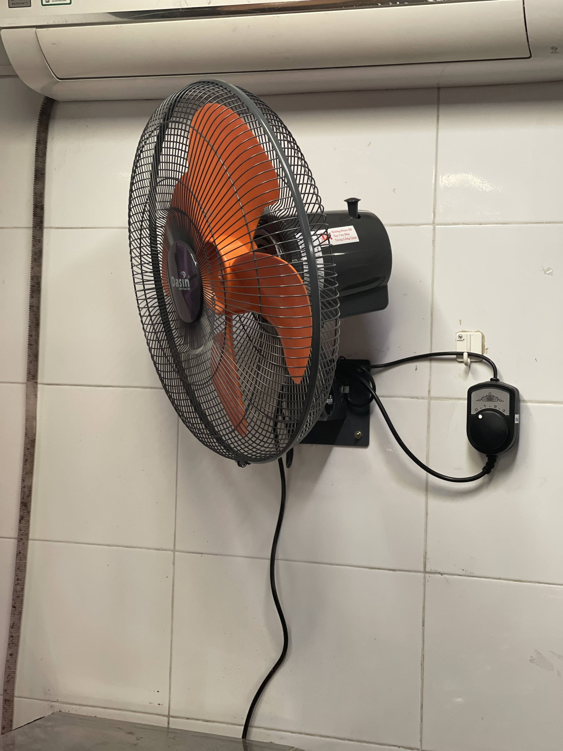 Quạt treo tường dasin