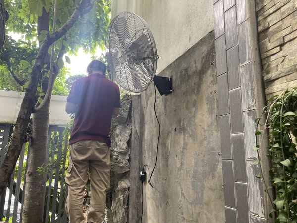 quạt treo tường công nghiệp